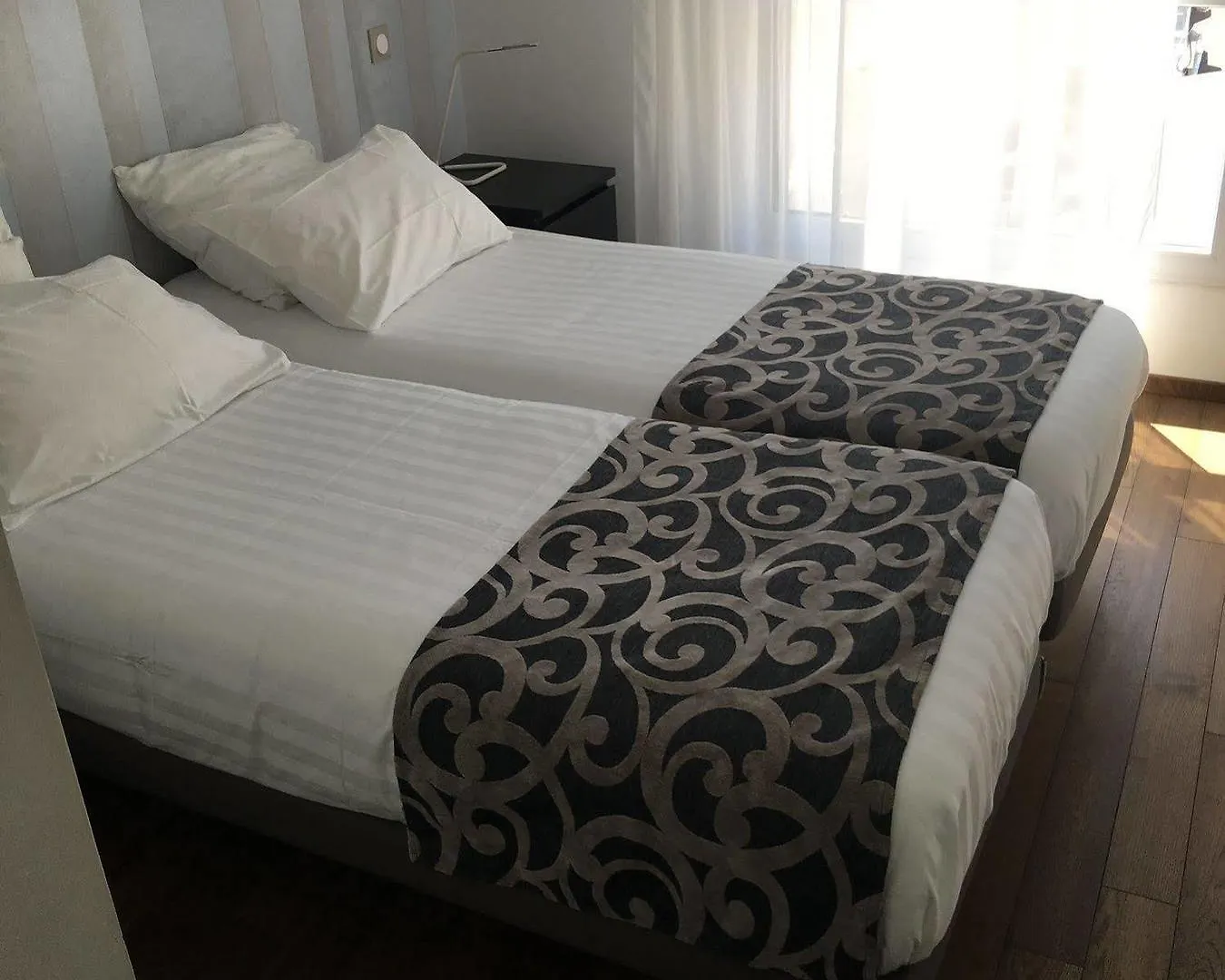 Les Appartements Paris Clichy 0*,  France